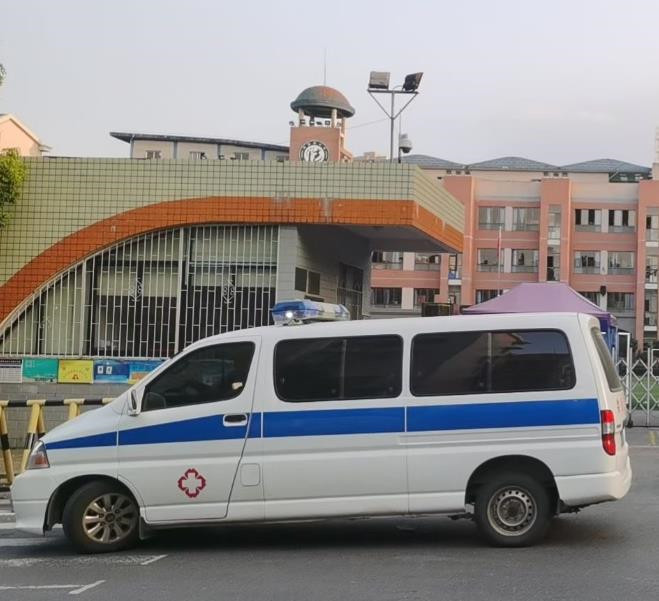 陆川救护车出租护送骨折病人一公里多少钱